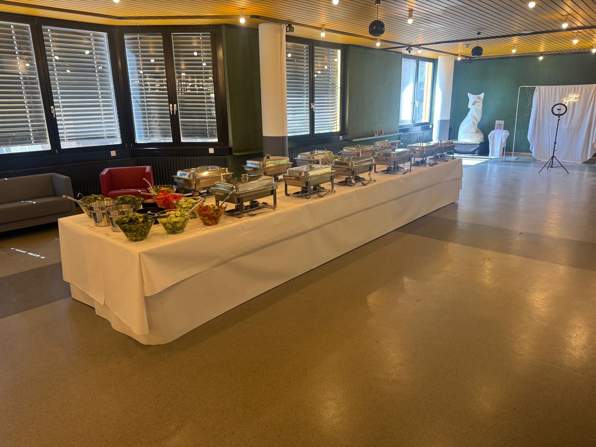 Buffetaufbau mit Chafing-Dishes und Salaten