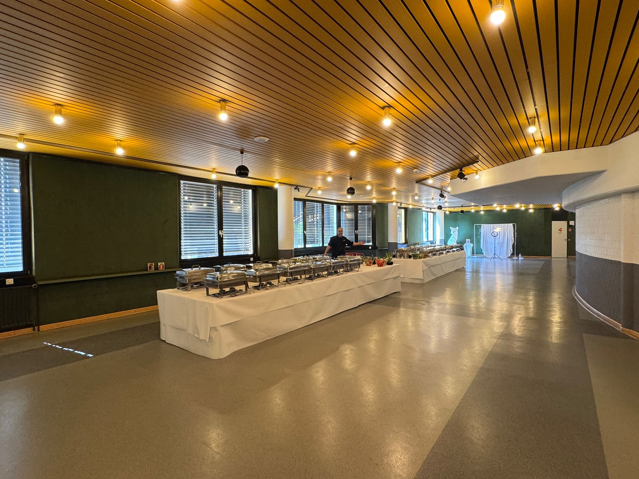 Großes Hochzeitsbuffet in elegantem Raum